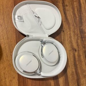 Bose Over-Ear Headphones White/Silver Quiet comfortable ultra noise cancellation